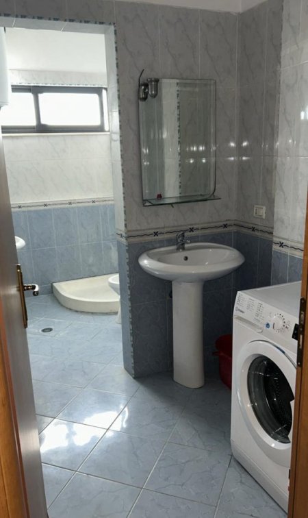 Tirane, jepet me qera apartament 2+1+Ballkon Kati 7, 80 m² 600 € (, Vasil shanto , prane ish universitetit europian)