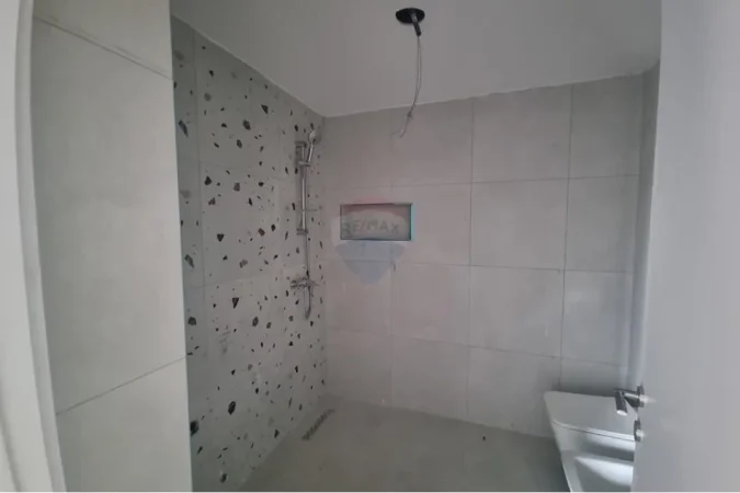 Tirane, jepet me qera ambjent biznesi , 700 € (Laprake)