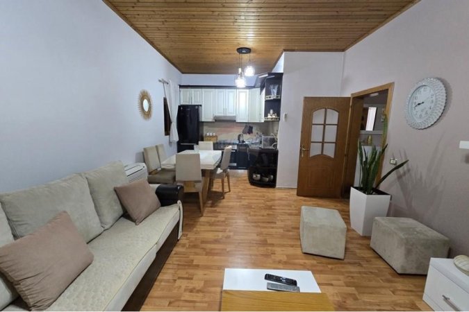 Tirane, jepet me qera Vile , 550 € (Yzberisht)