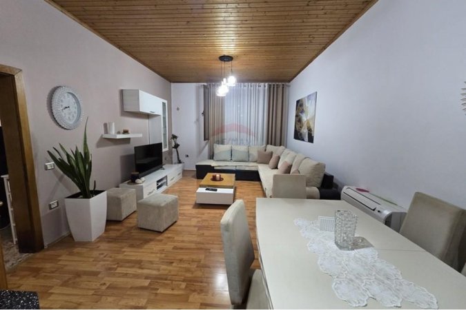 Tirane, jepet me qera Vile , 550 € (Yzberisht)