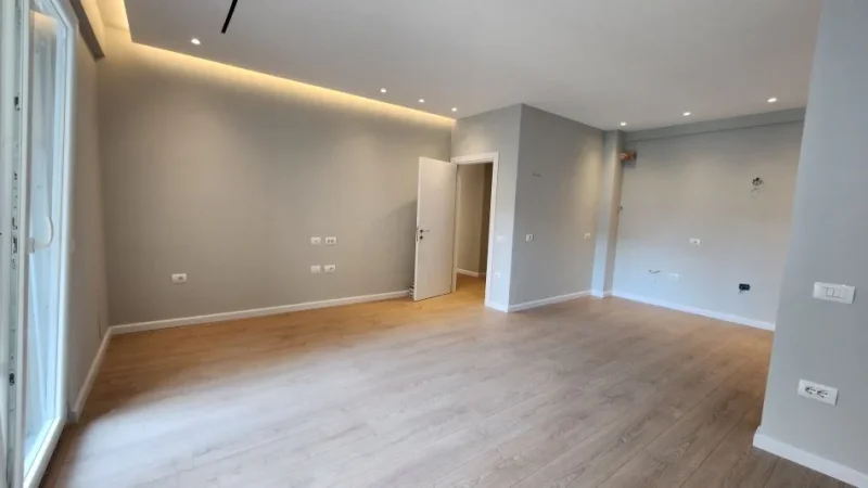 Tirane, jepet me qera zyre Kati 1, 118 m² 1.550 € (Komuna e Parisit)