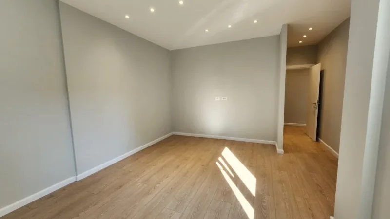 Tirane, jepet me qera zyre Kati 1, 118 m² 1.550 € (Komuna e Parisit)