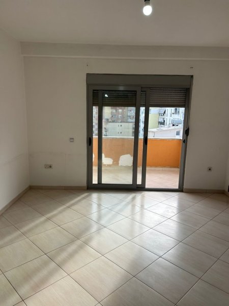 Tirane, jepet me qera apartament 2+1+Ballkon Kati 6, 100 m² 300 € (Misto Mame , Pallatet Cabej)