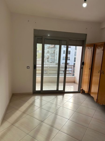 Tirane, jepet me qera apartament 2+1+Ballkon Kati 6, 100 m² 300 € (Misto Mame , Pallatet Cabej)