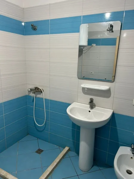 Tirane, jepet me qera apartament 2+1+Ballkon Kati 6, 100 m² 300 € (Misto Mame , Pallatet Cabej)