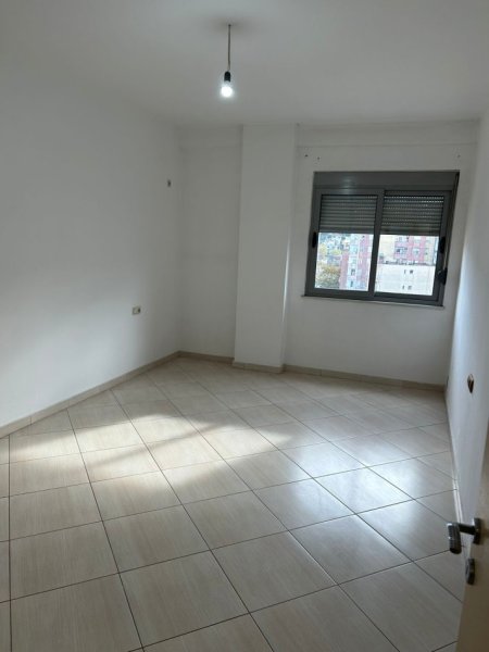 Tirane, jepet me qera apartament 2+1+Ballkon Kati 6, 100 m² 300 € (Misto Mame , Pallatet Cabej)