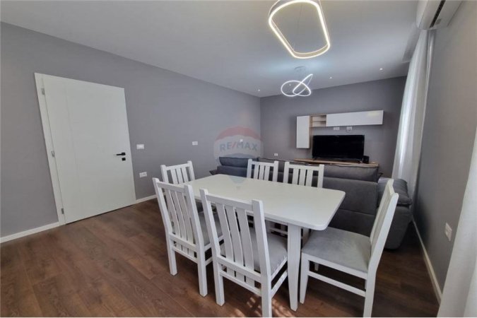 Tirane, jepet me qera apartament 2+1 , 800 € (Vasil Shanto)