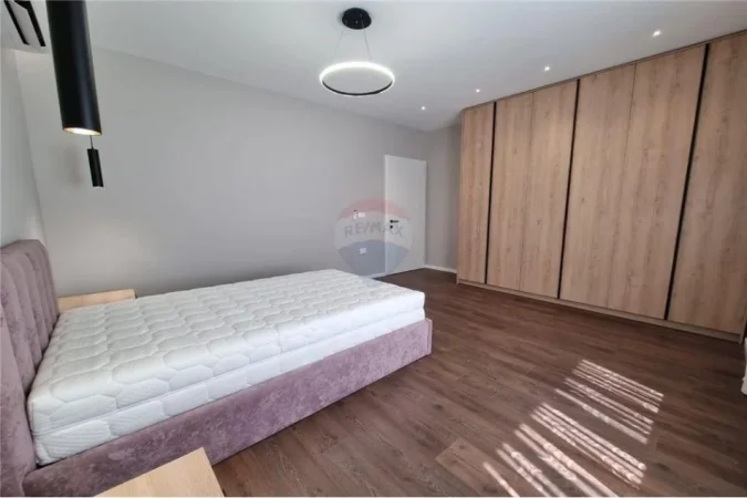 Tirane, jepet me qera apartament 2+1 , 800 € (Vasil Shanto)