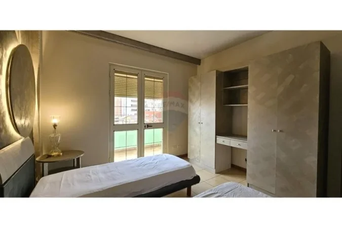 Tirane, jepet me qera apartament 2+1 , 160 m² 750 € (Qendër,)