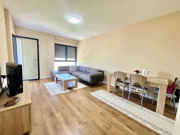 Tirane, jepet me qera apartament 1+1 Kati 6, 64 m² 400 € (Rr. Ali Demi)