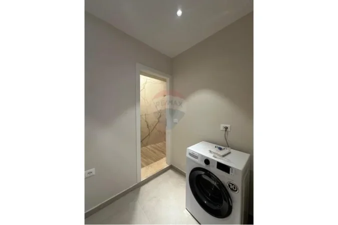 Tirane, jepet me qera apartament 1+1 , 400 € (Sauk)