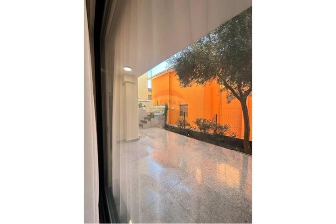 Tirane, jepet me qera apartament 1+1 , 400 € (Sauk)