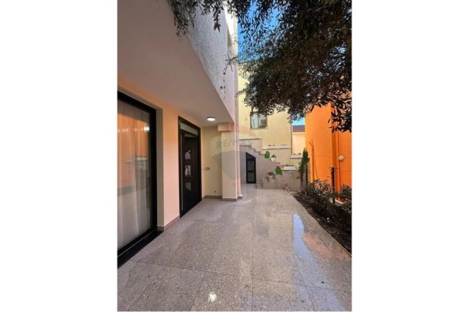 Tirane, jepet me qera apartament 1+1 , 400 € (Sauk)