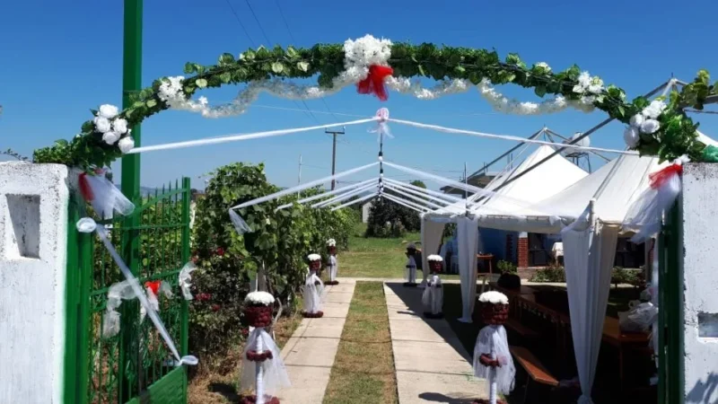 Tenda tavolina karrige me qera