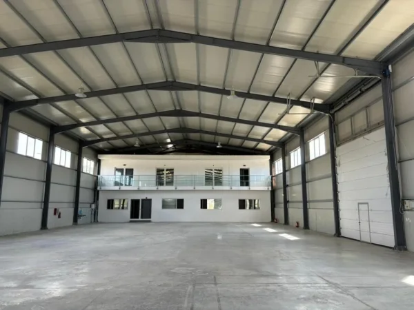 Tirane, jepet me qera ambjent biznesi Kati 0, 1.100 m² 5.000 € (VORE)