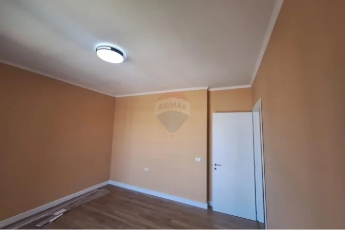 Tirane, jepet me qera apartament 2+1 , 500 € (Astir)