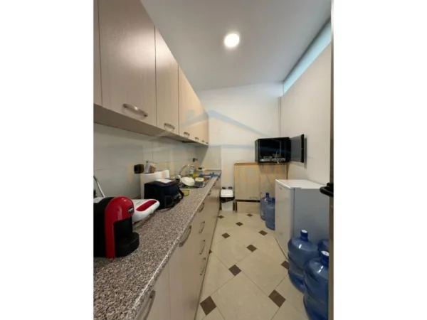 Durres, jepet me qera ambjent biznesi Kati 7, 900 € (Vollga, Durres)