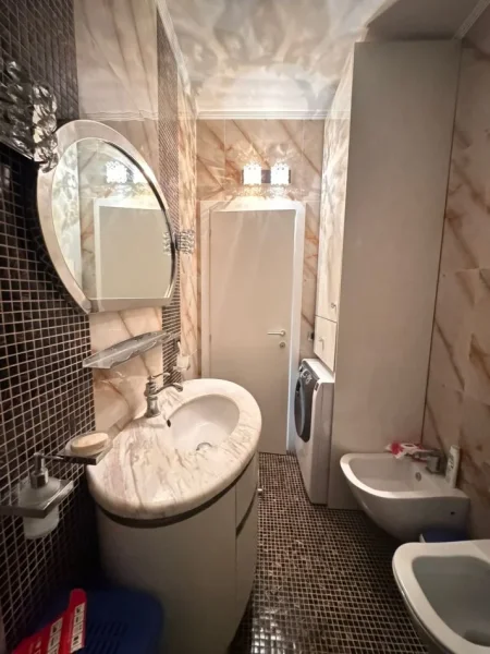 Durres, jepet me qera apartament 1+1 Kati 7, 60 m² 350 € (Kazazi)