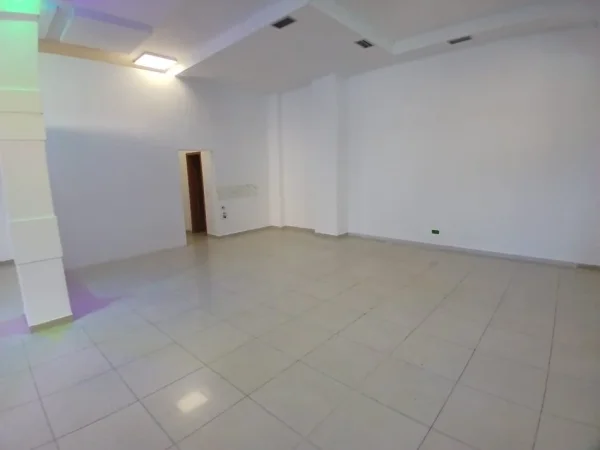 Tirane, jepet me qera dyqan Kati 0, 101 m² 850 € (brryli)