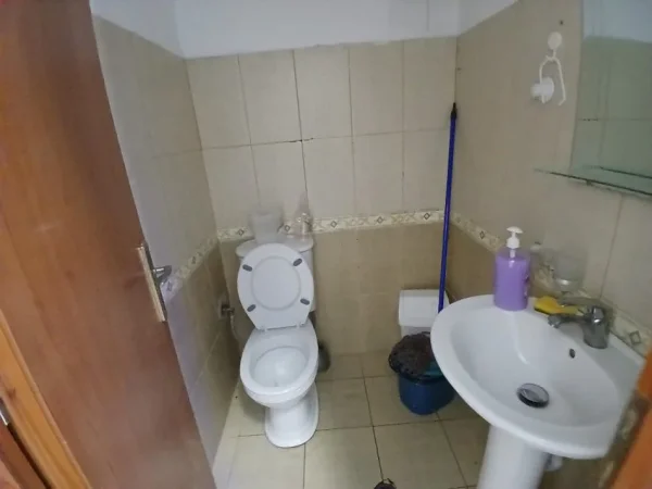 Tirane, jepet me qera dyqan Kati 0, 101 m² 850 € (brryli)