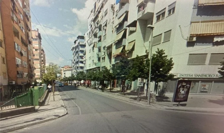 Tirane, jap me qera dyqan , 140 m² 2.700 € (komuna e parisit)