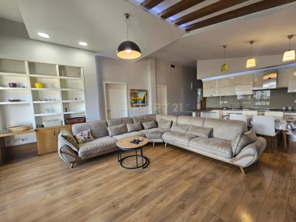 Tirane, jepet me qera apartament 4+1+Aneks+Ballkon , 150 m² 1.100 € (Liqeni i Thate)