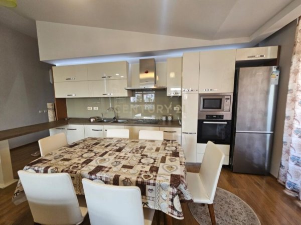 Tirane, jap me qera apartament 4+1+2+2 POSTE PARKIMI , 150 m² 1.100 € (Liqeni i Thatë)
