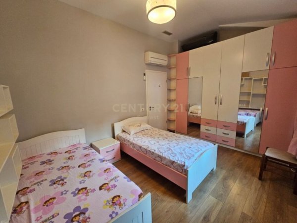 Tirane, jap me qera apartament 4+1+2+2 POSTE PARKIMI , 150 m² 1.100 € (Liqeni i Thatë)