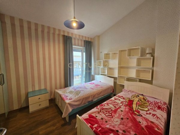 Tirane, jap me qera apartament 4+1+2+2 POSTE PARKIMI , 150 m² 1.100 € (Liqeni i Thatë)