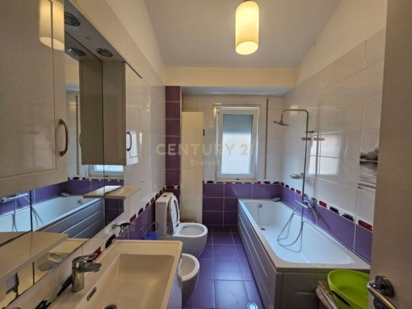 Tirane, jap me qera apartament 4+1+2+2 POSTE PARKIMI , 150 m² 1.100 € (Liqeni i Thatë)