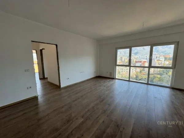 Tirane, jepet me qera apartament 2+1+Aneks+Ballkon Kati 10, 96 m² 157.000 € (EMERALD CENTER)