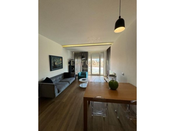 Tirane, jepet me qera apartament 2+1+Aneks+Ballkon Kati 1, 115 m² 1.000 € (Liqeni i Thatë)