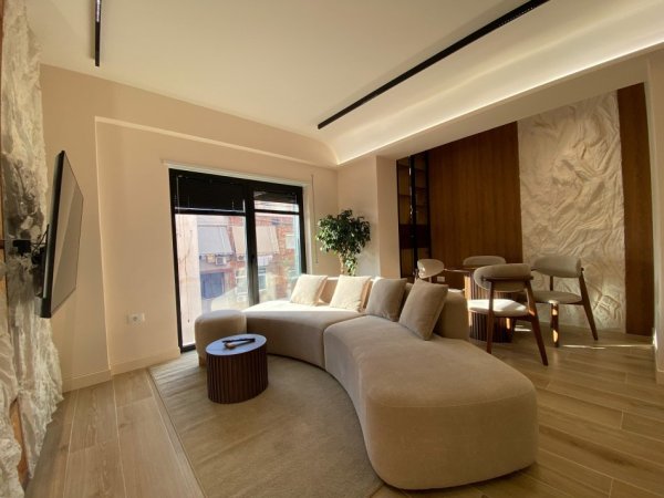 Tirane, jepet me qera apartament 2+1+Ballkon Kati 3, 1.500 € (Rruga e Kavajes, Kisha Katolike)
