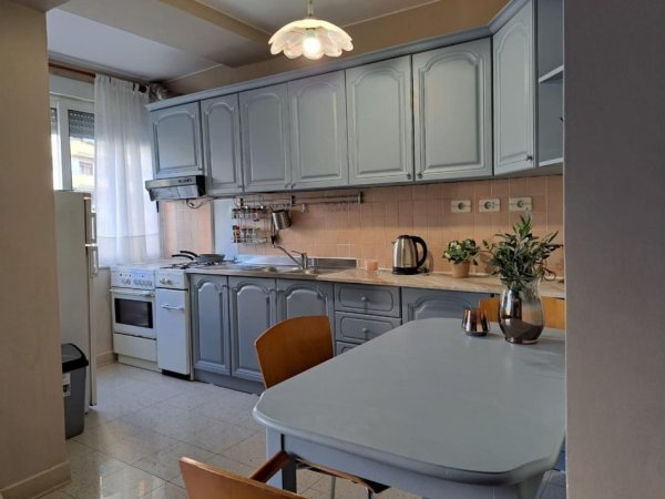 Tirane, jepet me qera apartament 1+1+Ballkon Kati 1, 70 m² 550 € (9 kateshet)
