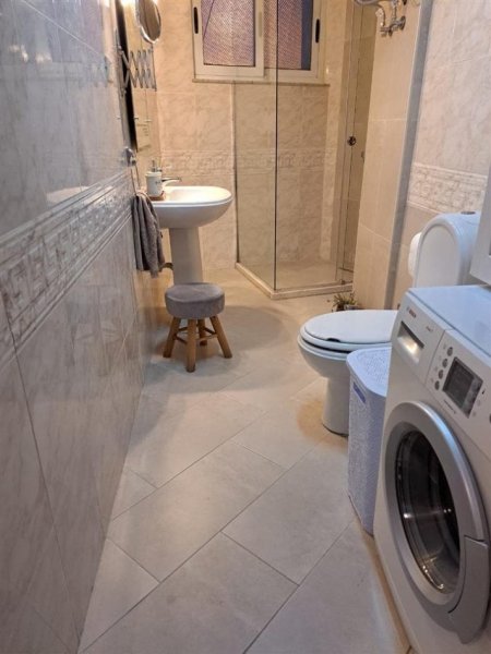 Tirane, jepet me qera apartament 1+1+Ballkon Kati 1, 70 m² 550 € (9 kateshet)