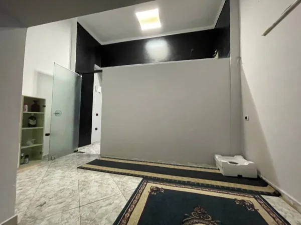 Tirane, jepet me qera dyqan Kati 0, 31 m² 300 € (5 maji)