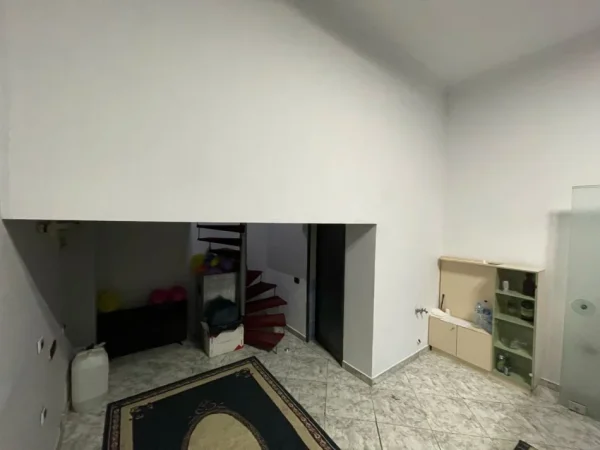 Tirane, jepet me qera dyqan Kati 0, 31 m² 300 € (5 maji)
