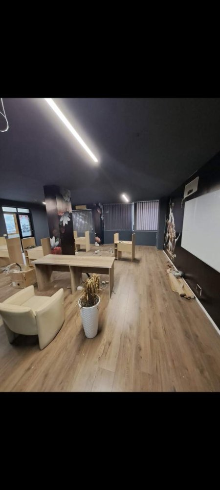 Tirane, jepet me qera zyre Kati 1, 120 m² 400 Euro (Bulevardi Migjeni)