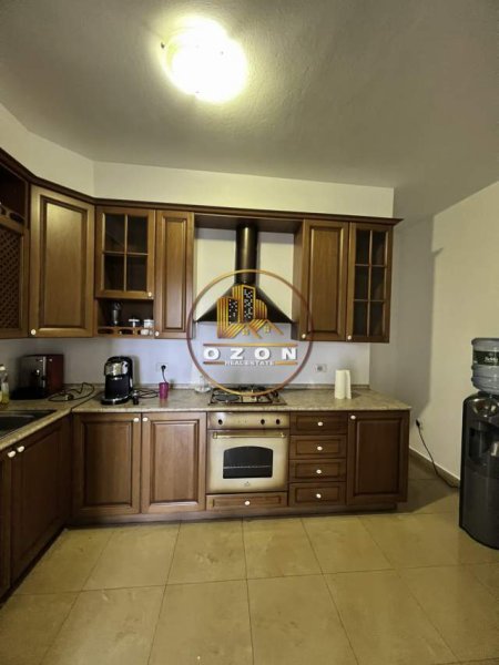 Tirane, jepet me qera apartament 4+1+BLK Kati 6, 168 m² 1.500 Euro (Blloku)