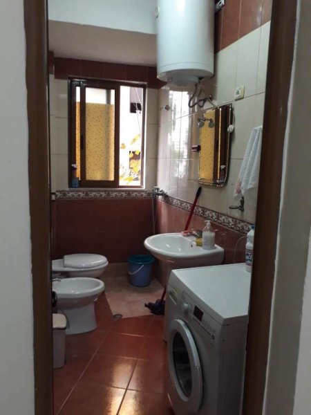 Tirane, jepet me qera apartament 2+1+BLK Kati 2, 75 m² 450 Euro (durresit)