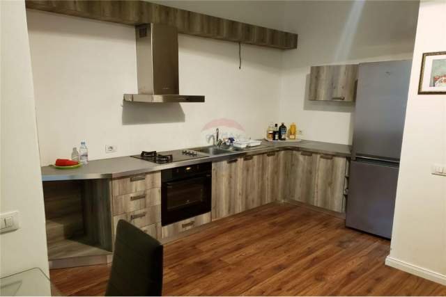 Tirane, jepet me qera apartament 2+1 105 m² 750  (ZOGU I ZI)