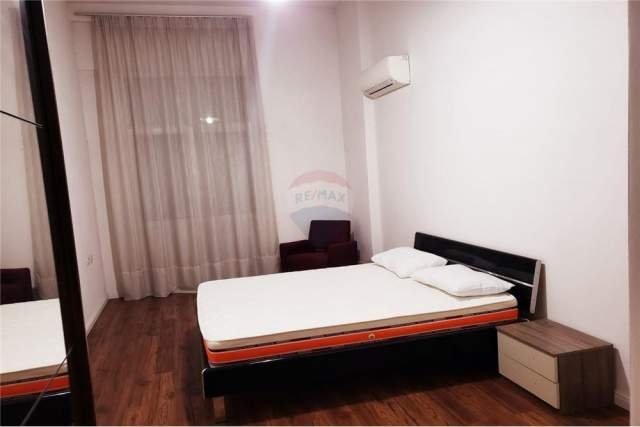 Tirane, jepet me qera apartament 2+1 105 m² 750  (ZOGU I ZI)