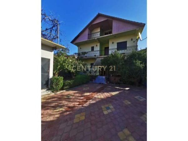 Tirane, jepet me qera Vile 4+1+A+BLK Kati 3, 373 m² 550 Euro