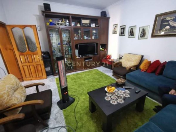 Tirane, jepet me qera Vile 4+1+A+BLK Kati 3, 373 m² 550 Euro