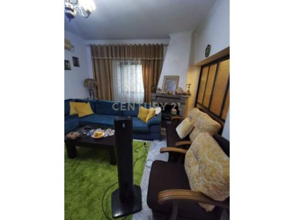 Tirane, jepet me qera Vile 4+1+A+BLK Kati 3, 373 m² 550 Euro