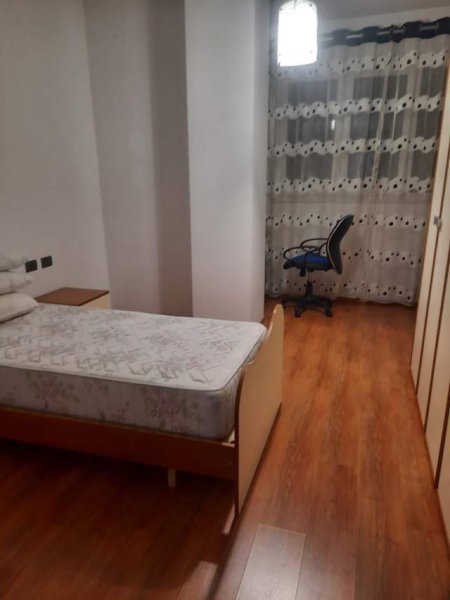 Tirane, jepet me qera apartament 2+1 Kati 8, 90 m² 400 Euro (Ish Profarma)