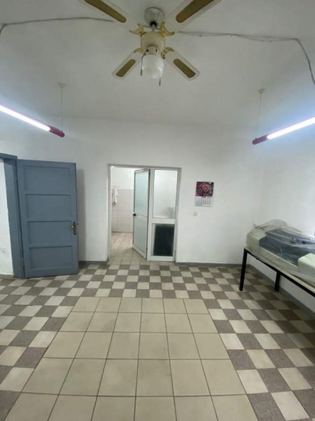 Tirane, jepet me qera ambjent biznesi Kati 0, 306 m² 1.500 Euro (Xhamlliku)