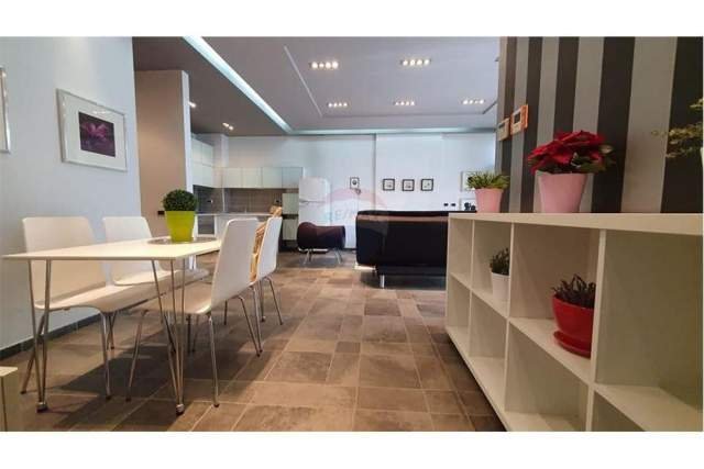 Tirane, jepet me qera apartament 3+1 140 m² 1.100 Euro (LIBRI UNIVERSITARE)