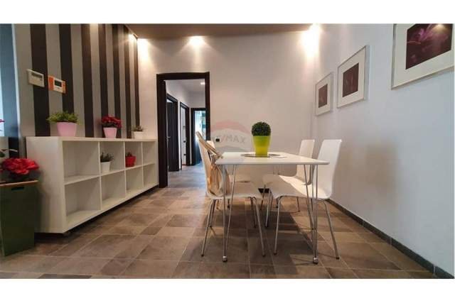 Tirane, jepet me qera apartament 3+1 140 m² 1.100 Euro (LIBRI UNIVERSITARE)