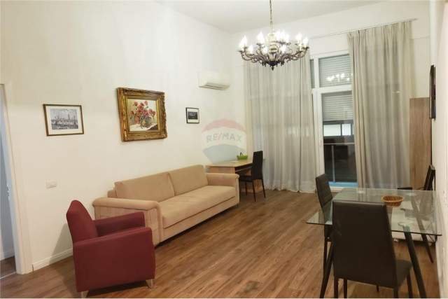 Tirane, jepet me qera apartament 2+1 105 m² 750  (ZOGU I ZI)